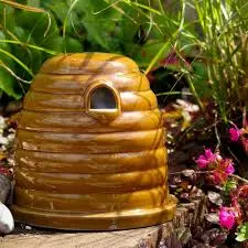 Abri nichoir bourdons abeilles aspect ruche en céramique Ht 18 D 19 cm