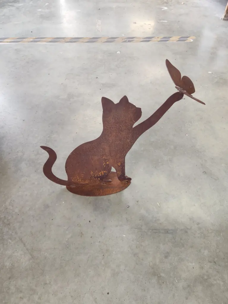 Chat avec papillon sur patte						  					 						 			 						 					 						 					 			 						 						 					 						  Acier Corten  
