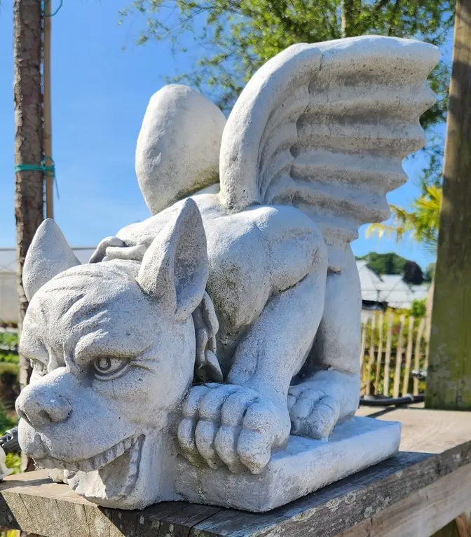 Gargouille Gardien ailée couchée Ht 40 cm beton (REF)