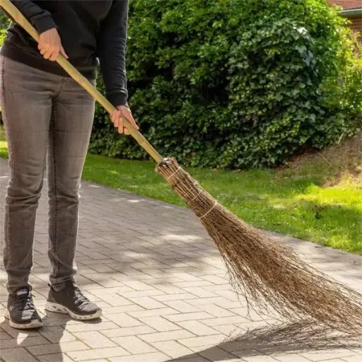 [106581] Balai de sorcière en bambou + manche en bambou: solide. Egalement admis pour les décorations d'Halloween.....