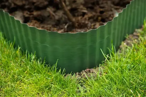 [128214] Bordure ondulée PVC vert - H15 cm x 9 m