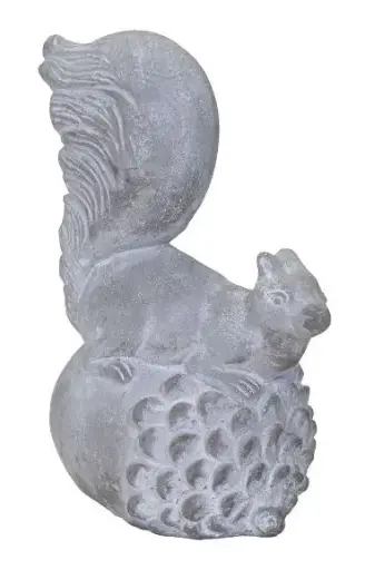 [100513] Ecureuil sur pomme de pin