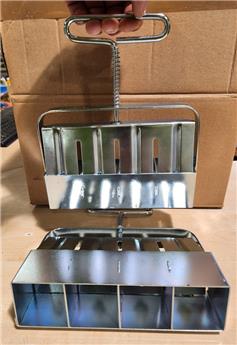 [139242] Presse mottes galvanisé 4 mottes 50 mm ** Construction robuste: acier galva. **