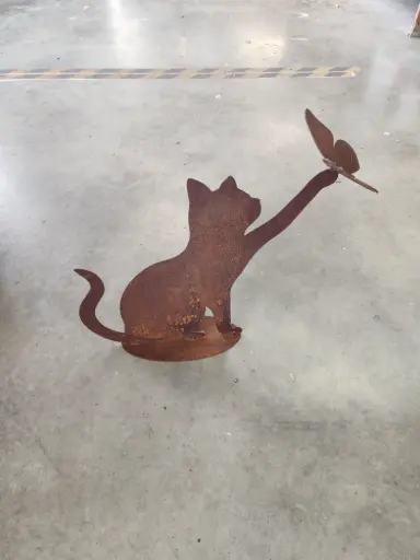 [0999164] Chat avec papillon sur patte						  					 						 			 						 					 						 					 			 						 						 					 						  Acier Corten  
